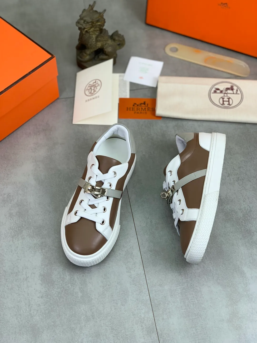 Men's men's shoes 💰P640 New Hermes top version Hermès classic couple style #𝐊𝐞𝐥𝐥𝐲 buckle casual white shoes skateboard shoes that will not conflict with shoes at all. Full of unknowns, Hermès rarely produces flat casual shoes and they are paired with classic palladium-plated Kelly shoe buckles! You'll fall in love with it at first sight. It's super versatile and can be worn with any skirt or pants. 🉑️Close your eyes and wear it. It's super noble. Fabric: Specific cowhide/canvas material. Lining: Sheepskin lining. Outsole: Original molded TPU outsole. Size: 35-45.